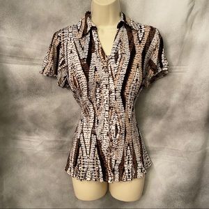 Neutral print multicolor button up blouse.